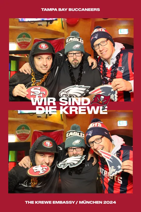 Zwei Gruppenaufnahmen mit Football-Requisiten im roten Tampa-Bay-Buccaneers-Fotolayout für The Krewe Embassy
